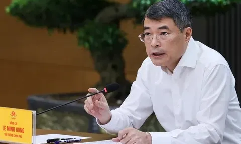 Thủ tướng: Kiểm soát chặt chẽ giá thành từ gốc với thuốc, thiết bị y tế; cương quyết loại bỏ mọi chi phí trung gian